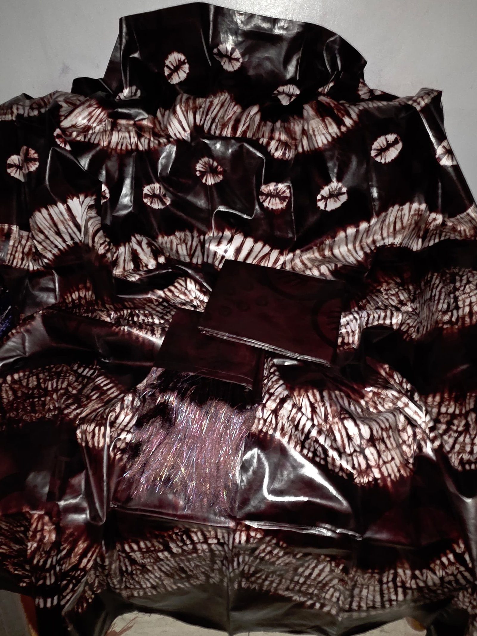 Superbe création de boubou en bazin riche la teinture artisanale marron