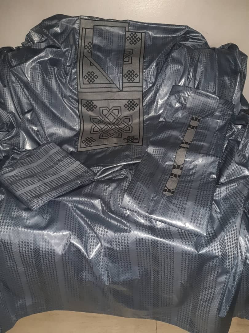 Bazin riche homme 3 pieces gris foncé broderie ordinateur