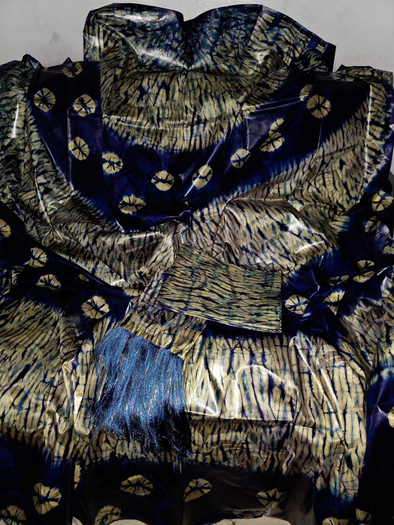 Mode traditionnel bazin riche siri beige et bleu
