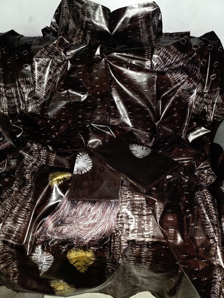 Prestigieux siri traditionnel marron teinture bazin riche du Mali